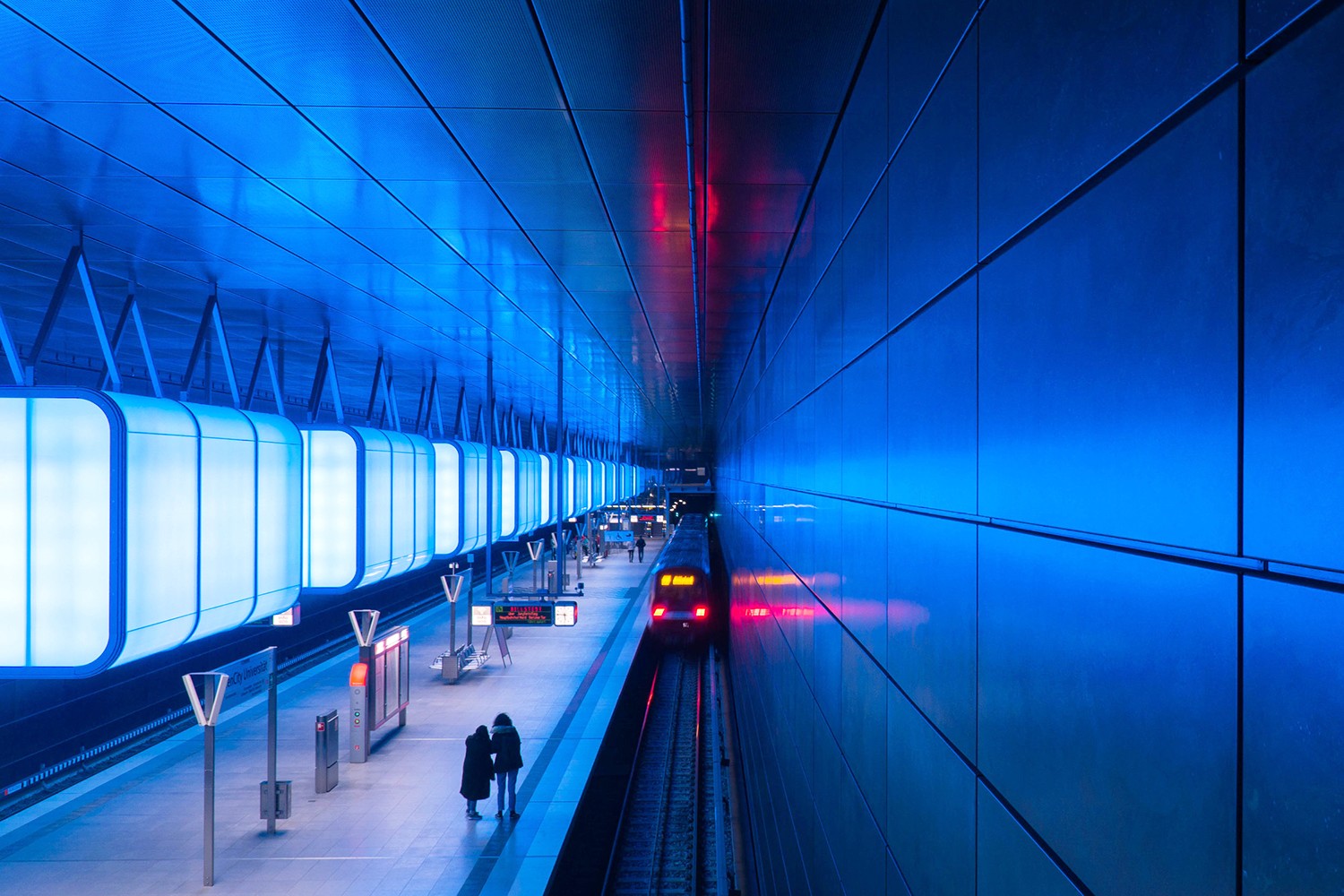 Метроп. Future Station. Обтекаемый футуристичный поезд на мосту фото. Футуристичный поезд обтекаемый едет по мосту фото.